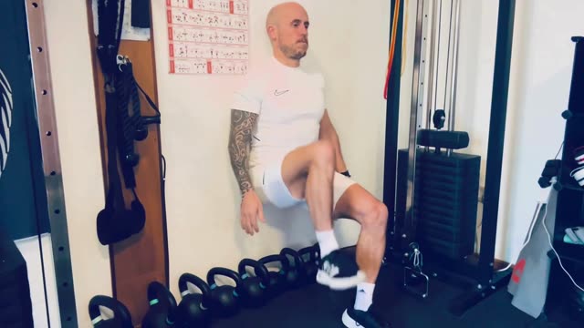 Marching wall sit