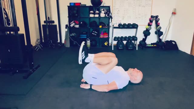 Reverse crunch to leg raise