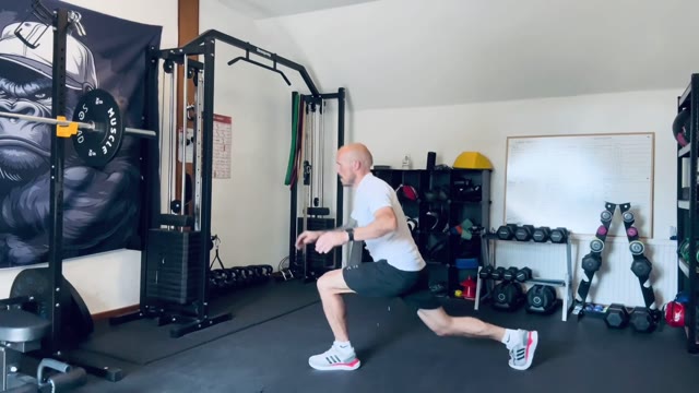Reverse lunge knee drive